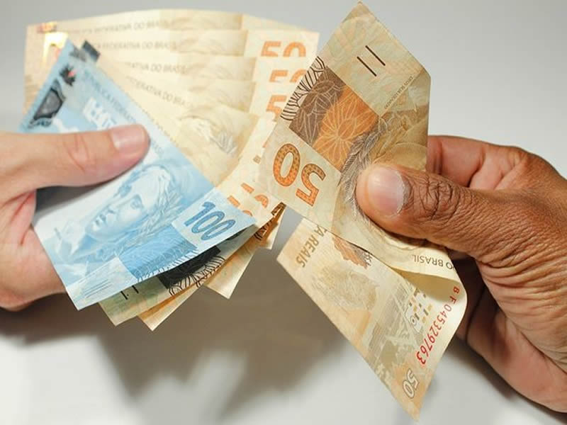 Salário mínimo passa a valer R$ 1,1 mil a partir desta sexta-feira