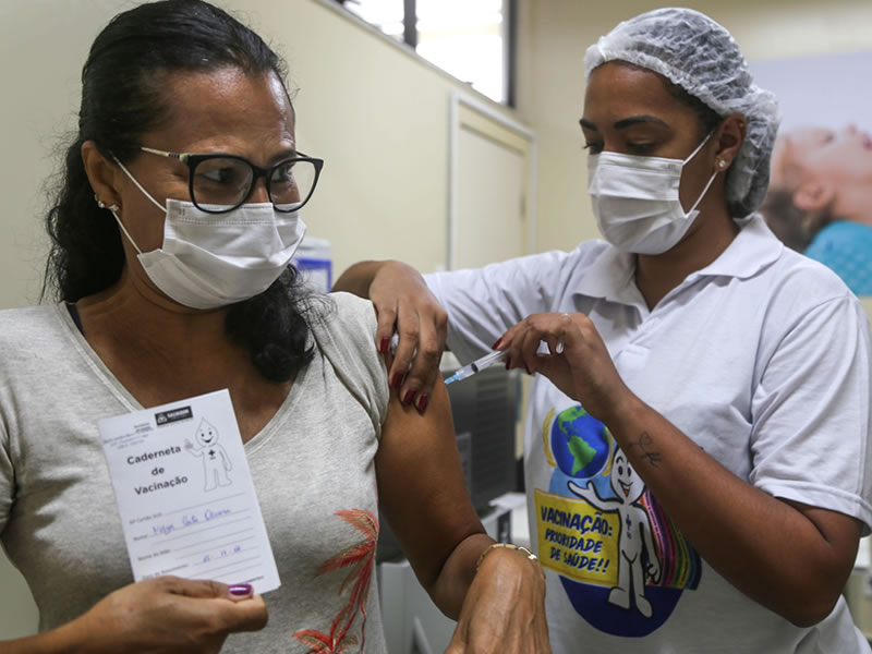 Salvador inicia vacinação de pessoas com 49 anos e segue com 2ª dose nesta sexta (18)
