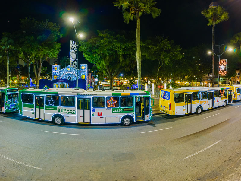 Ônibus iluminados reforçam clima natalino em Salvador