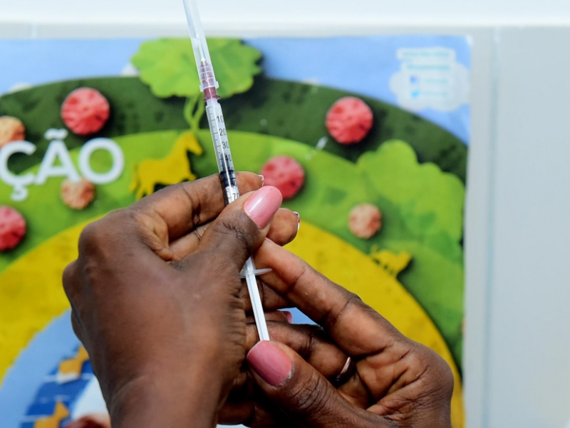 Salvador amplia vacina contra a dengue para público de 6 a 16 anos nesta terça (23)