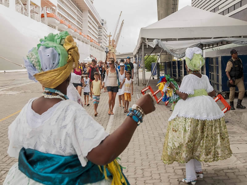 Bahiatursa recebe turistas no porto com música e fitinhas do Bonfim