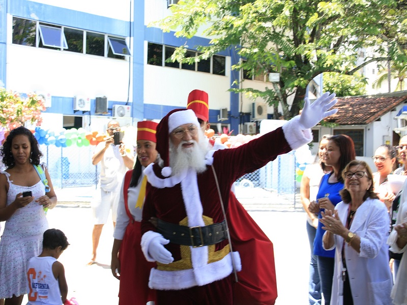 Crianças da Apae Salvador têm visita antecipada de Papai Noel