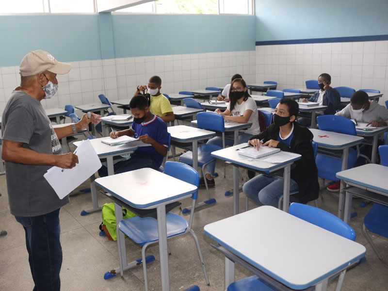Escolas estaduais iniciam aulas semipresenciais para estudantes do Ensino Fundamental