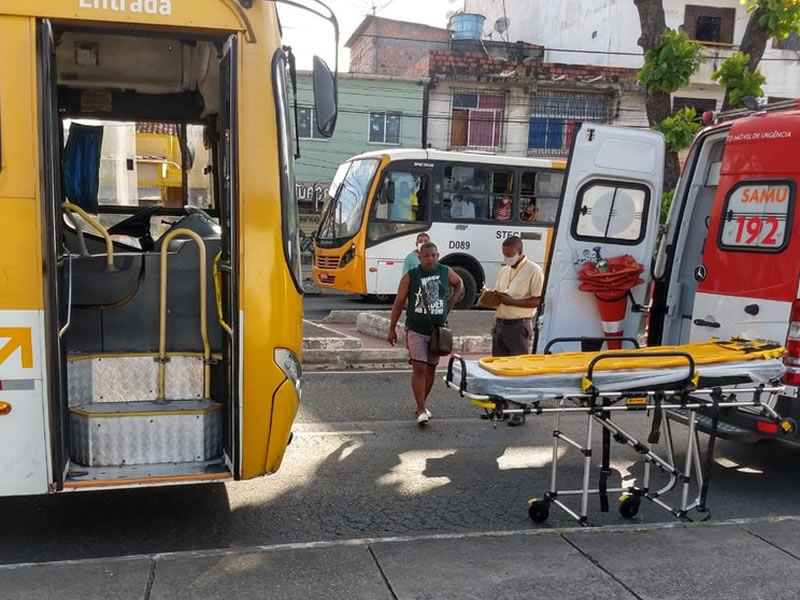 Batida envolvendo quatro veículos deixa cinco pessoas feridas na Avenida Suburbana