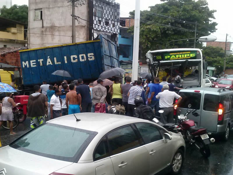 Imprudência causa acidente na Avenida Suburbana no Lobato