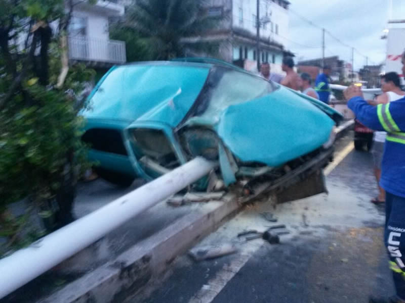 Motorista perde controle de carro e derruba poste na Av. Suburbana em Praia Grande