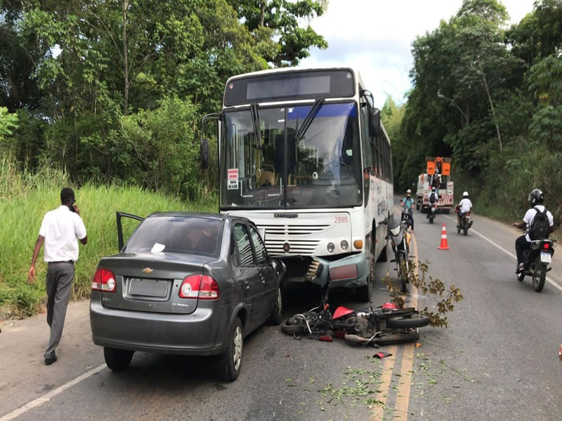 Batida entre ônibus, carro e duas motos deixa quatro feridos na BA-528