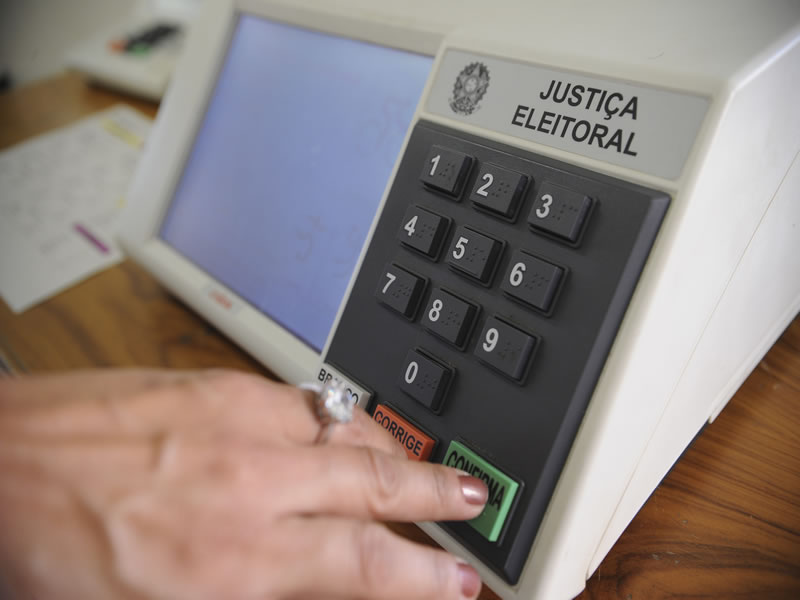Eleitor que não votou no primeiro turno deve ir às urnas no domingo (28)