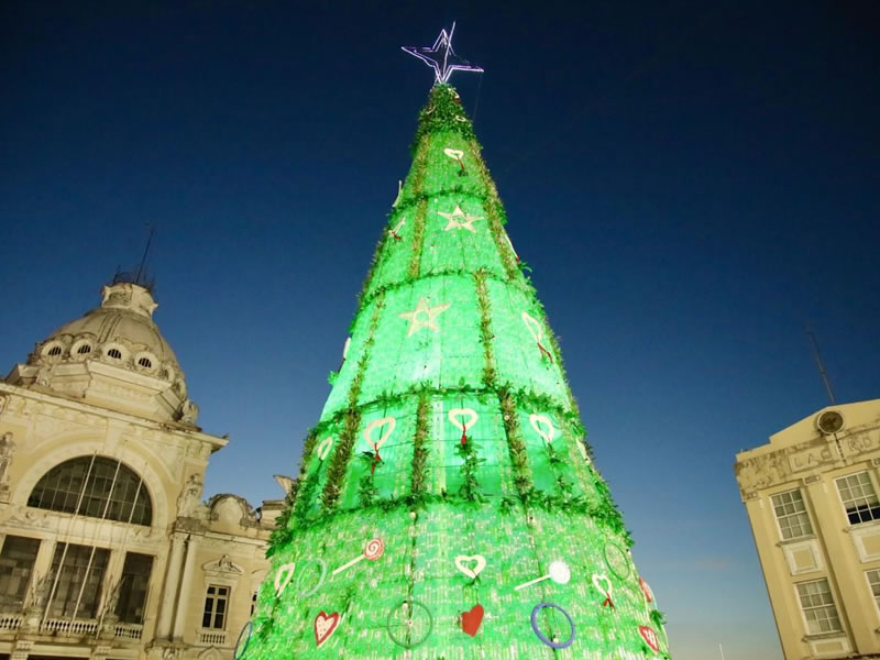Mega árvore com 27 mil garrafas pet inicia Natal Sustentável em Salvador na quinta (7)
