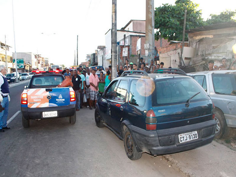 Comerciante é morto dentro de carro em sucata no bairro do Lobato