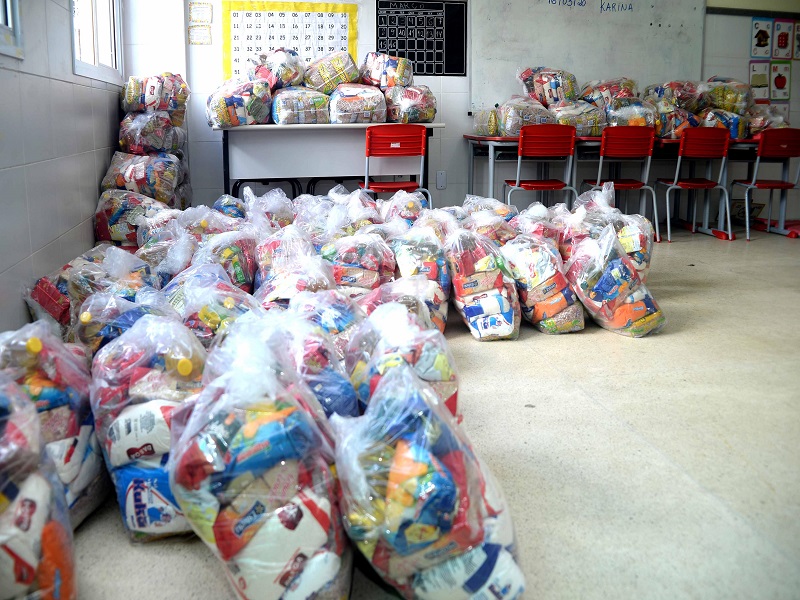 Prefeitura inicia distribuição de cestas básicas para alunos municipais