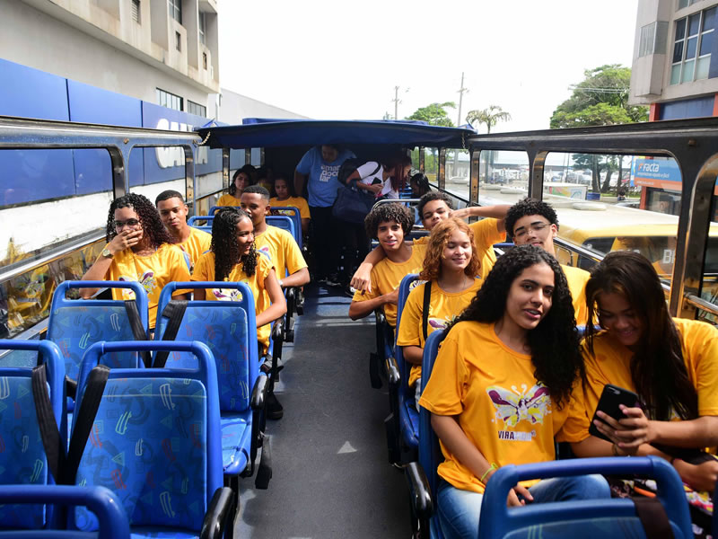 Passeio em ônibus panorâmico abre Semana da Juventude em Salvador