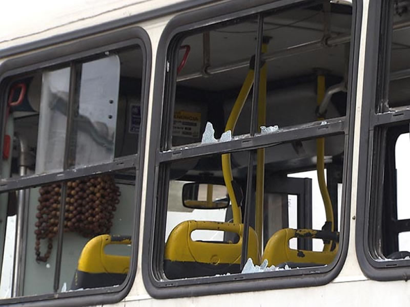 Grupo apedreja ônibus e assusta passageiros no bairro do Lobato