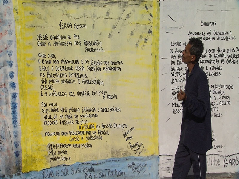 Poeta espalha palavras de amor nas paredes do subúrbio