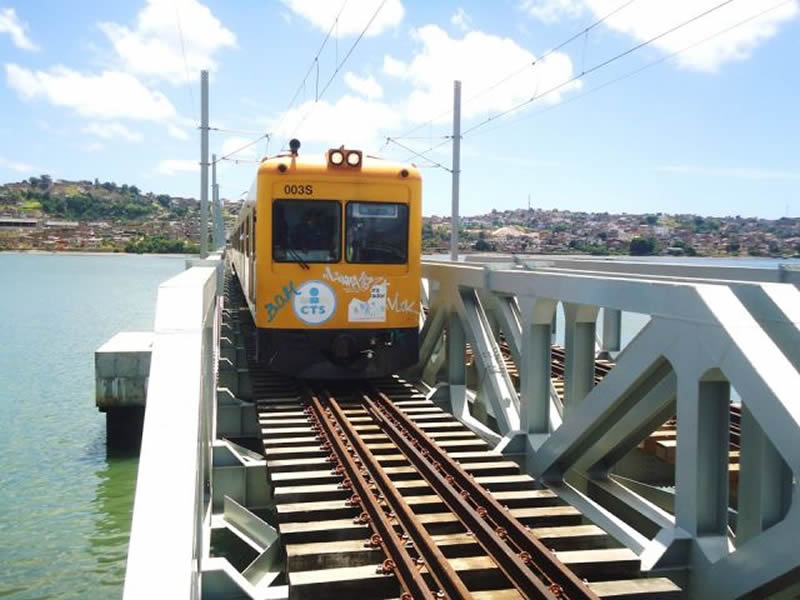 Trem do subúrbio apresenta defeito e fica parado sobre ponte de Plataforma