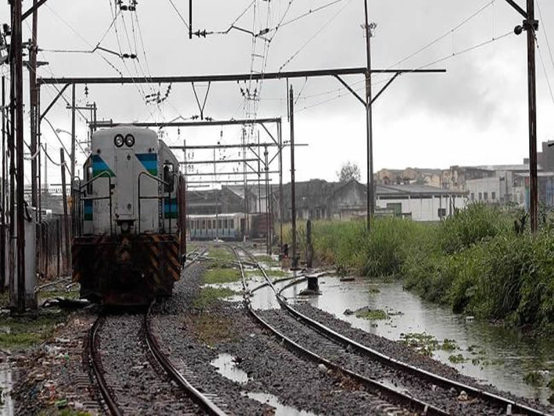 Raio atinge rede elétrica e trens não circulam no Subúrbio
