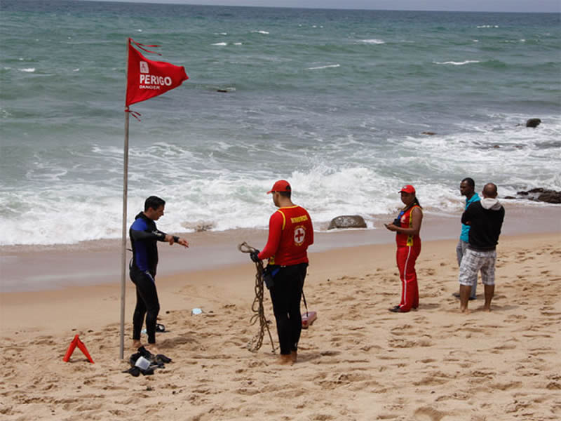 Bombeiros resgatam corpo de banhista afogado em Itapuã