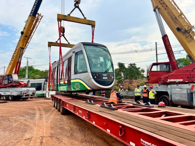 Trens do VLT de Salvador e RMS começam a ser transportados para procedimentos na fábrica em SP