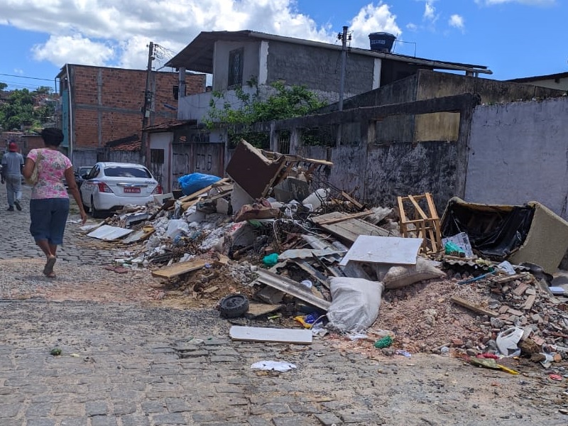 Entulho e lixo tomam conta de rua em Paripe