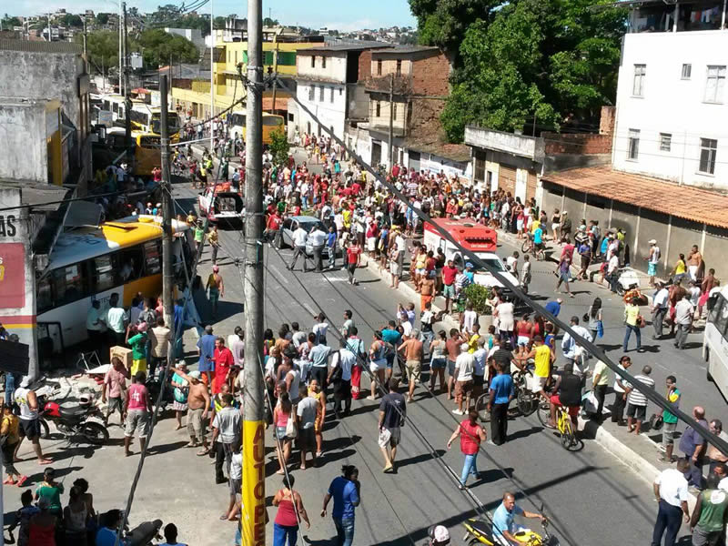 Dez pessoas ficam feridas em acidente na Av. Suburbana