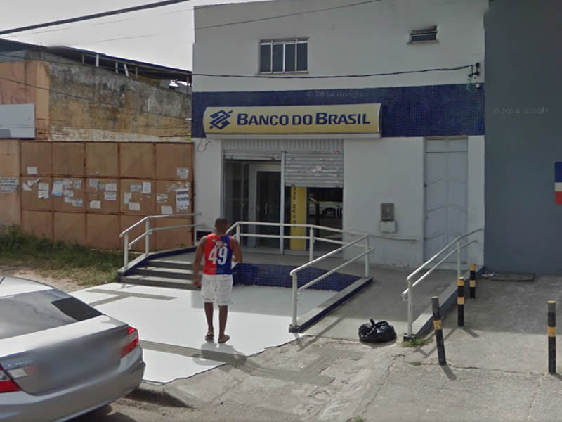 Grupo arromba parede de banco e viola caixas eletrônicos em Paripe