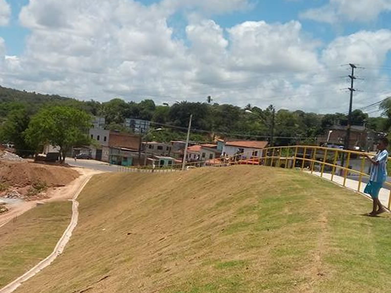 Rui entrega obra de contenção de encosta em Paripe