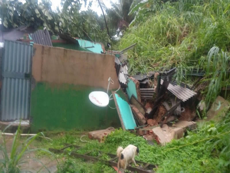 Em manhã chuvosa, casa desaba no Lobato