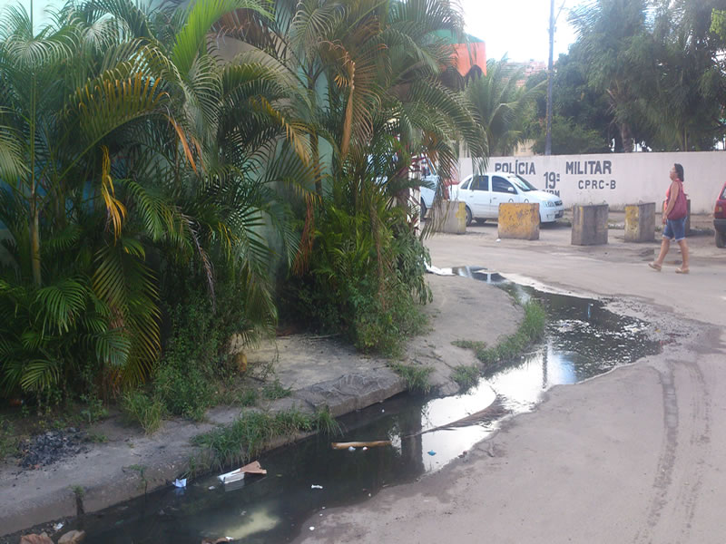 Esgoto a céu aberto na Avenida Carioca em Paripe