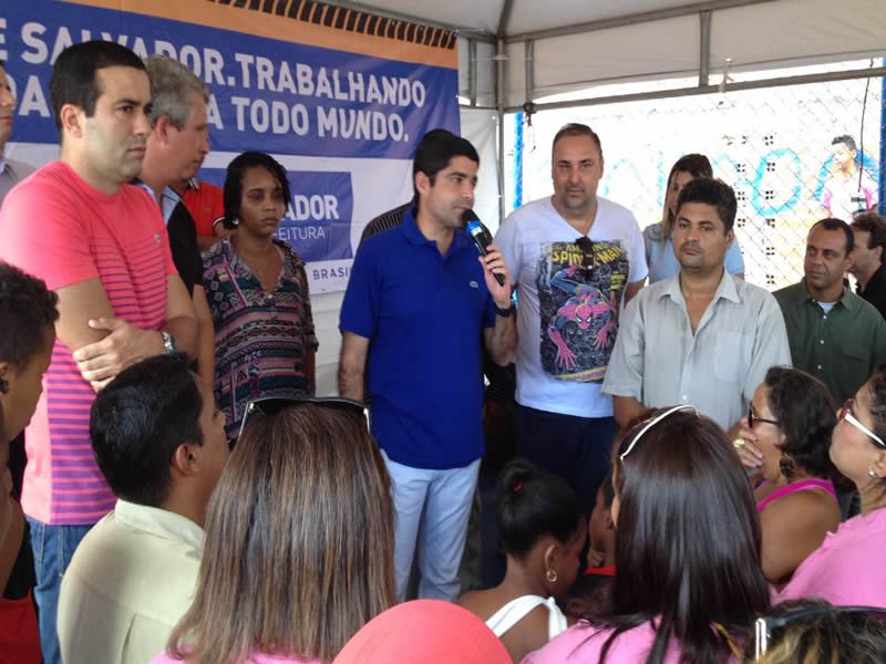 Prefeito ACM Neto entrega arena esportiva em Paripe