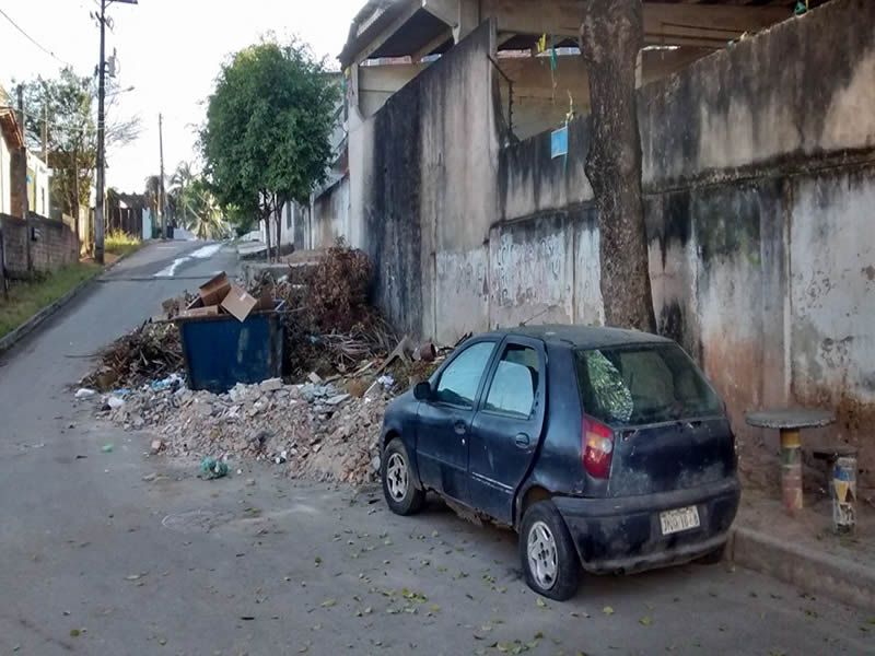 Lixo toma conta de rua em São Tomé de Paripe