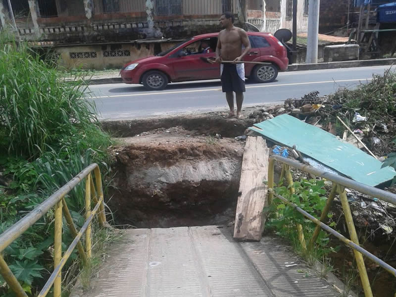 Pontilhão cede na Avenida São Luiz em Paripe