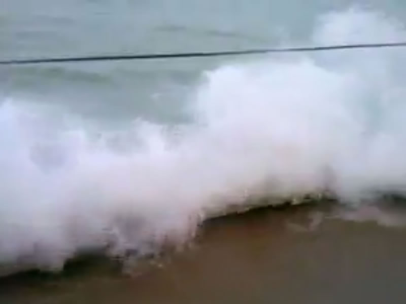 Ressaca da maré na Praia de Tubarão em Paripe