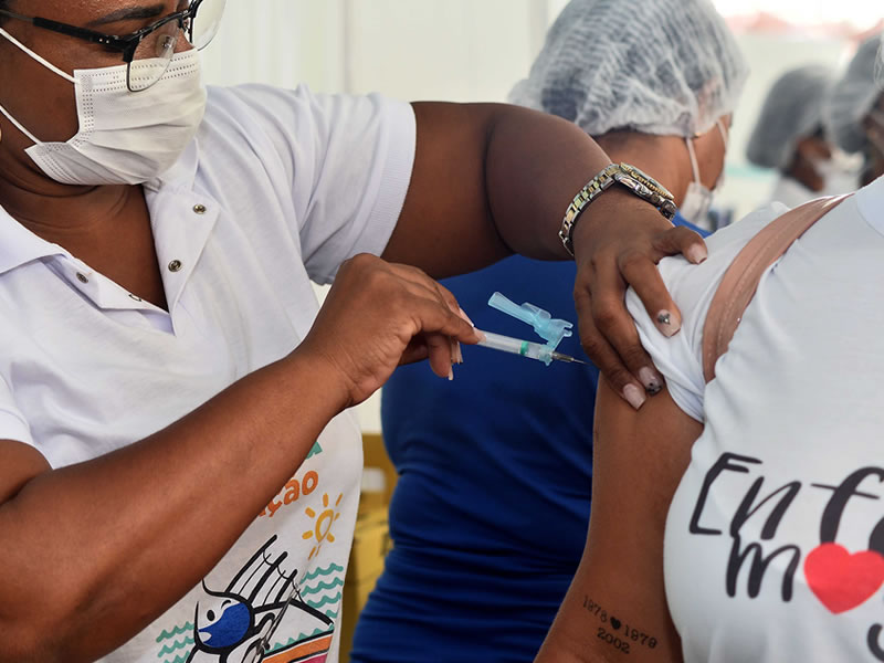 Vacina contra gripe é retomada nesta terça (18) em Salvador