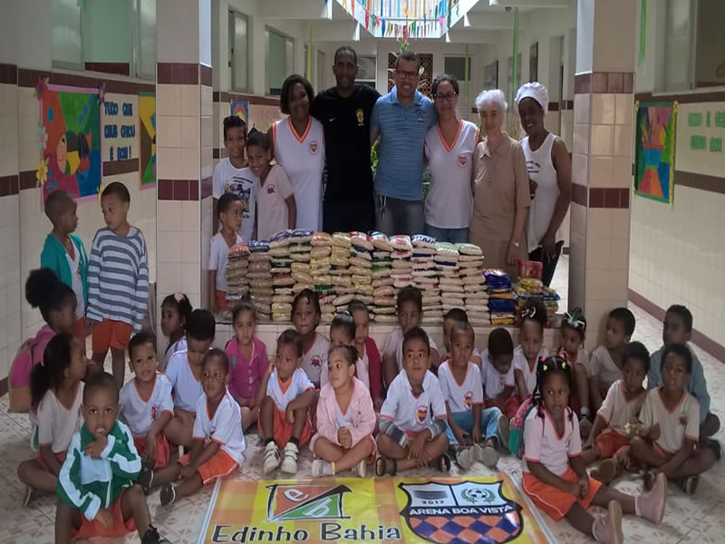 Policial do Graer doa alimentos para crianças de Boa Vista do Lobato