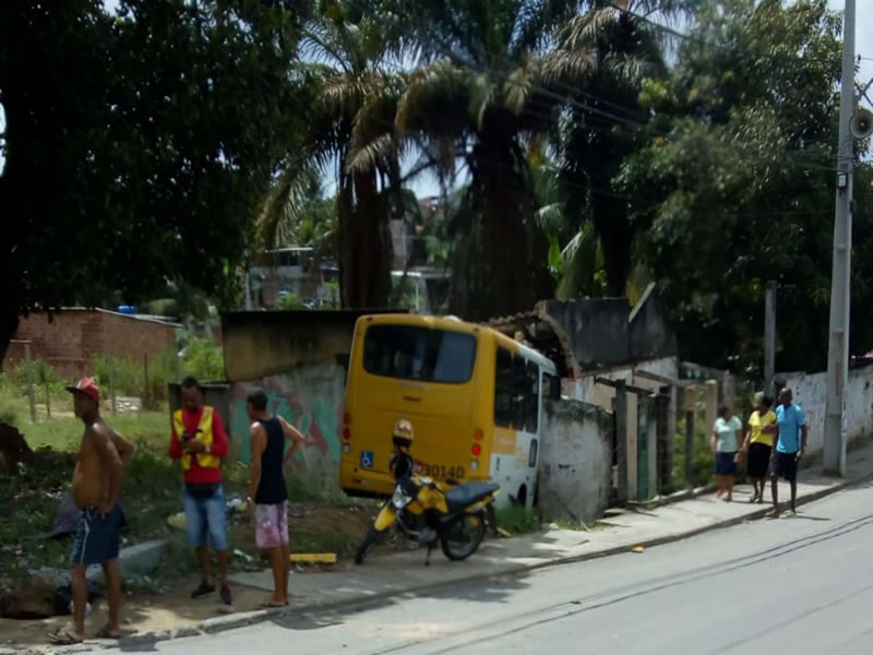 Ônibus desgovernado desce ladeira, bate em carro e colide com muro de casa no Subúrbio 