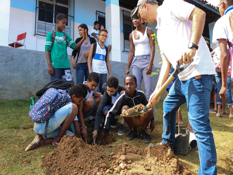 Prefeitura realiza plantio de árvores em escola de São João do Cabrito