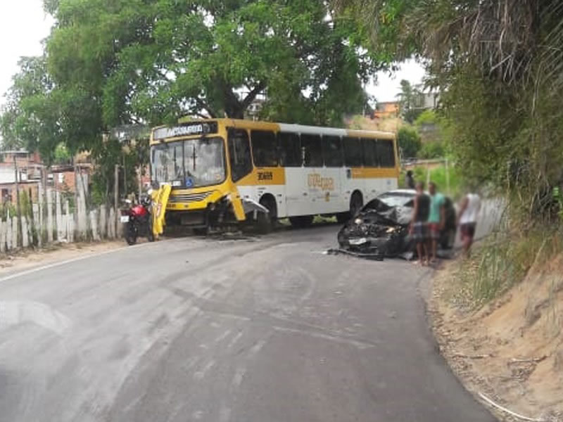 Batida entre carro e ônibus deixa um ferido na Estrada Velha de Periperi