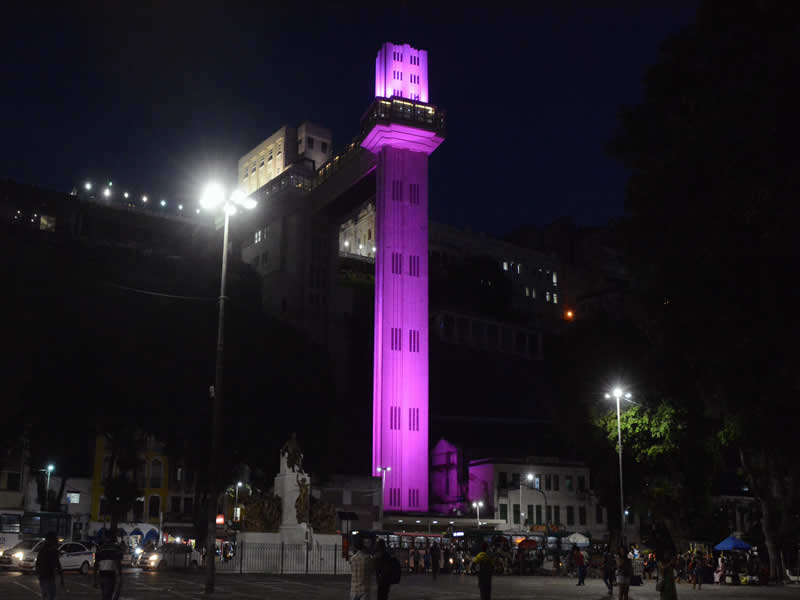 Pontos turísticos, monumentos e hospitais ficam iluminados em apoio ao Outubro Rosa
