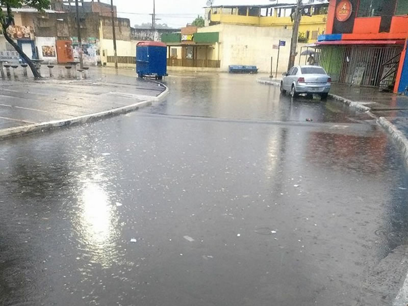 Praça de Paripe tem problema constante de água parada em tempo de chuva
