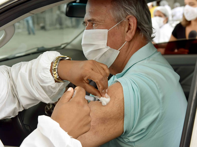 Trabalhadores da saúde são vacinados em pontos de drive-thru