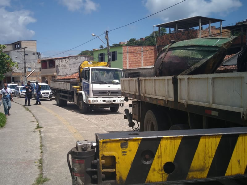 Prefeitura remove seis barcos abandonados em São João do Cabrito