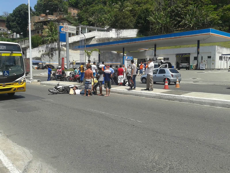 Acidente com dois motociclistas na Avenida Suburbana