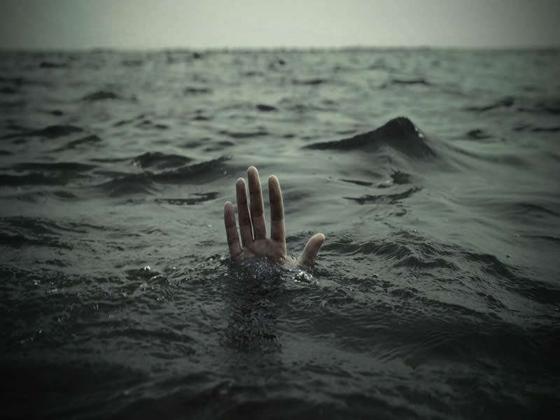 Homem cai de escuna e desaparece no mar da Baía de Aratu