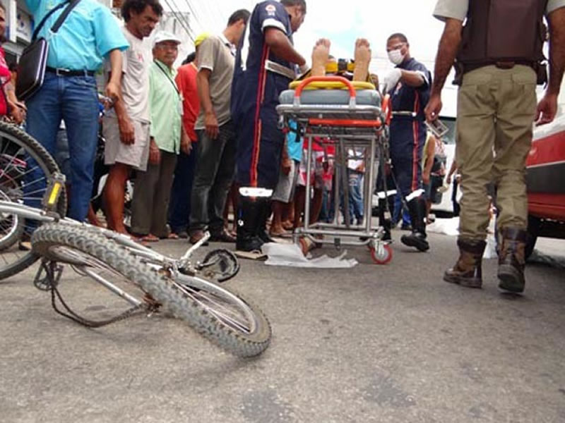 Menina em bicicleta é atropelada por ônibus no bairro de Fazenda Coutos