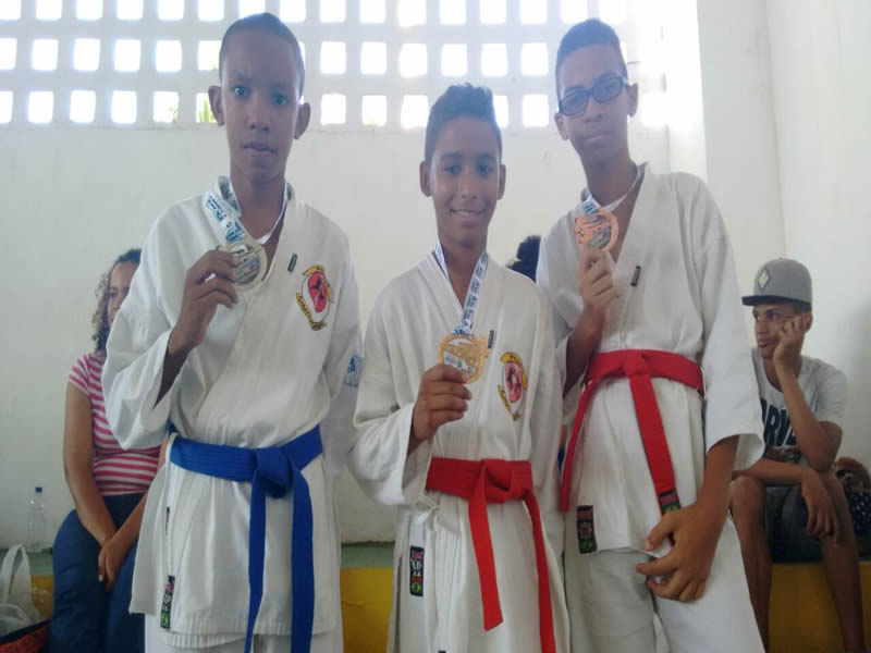 Alunos de Karatê de Fazenda Coutos conquistam medalhas em campeonato baiano