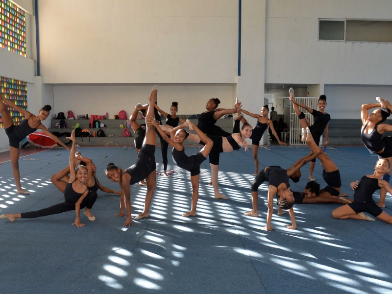 Projeto incentiva prática de ginástica rítmica na escola e descoberta de novos talentos