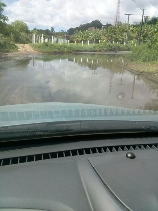 Eterna lagoa na Avenida São Luiz em Paripe