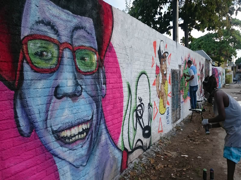 Mutirão de graffiti revitaliza muro de escola em Tubarão