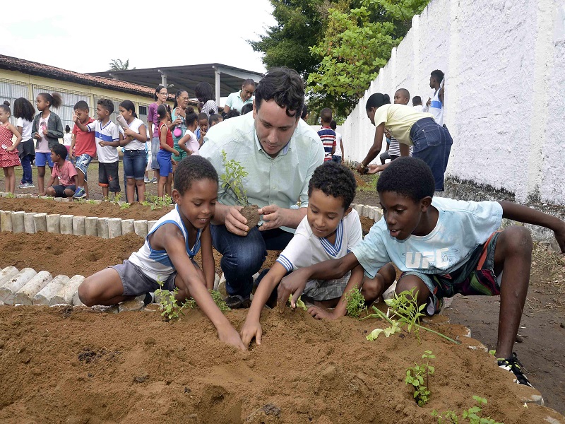 Crianças de Paripe aprendem a cuidar da terra dentro de escola municipal