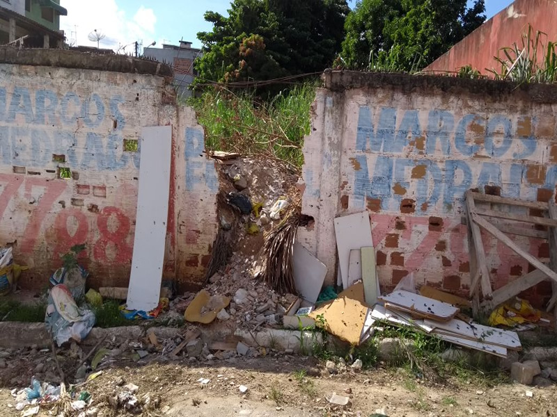 Moradores reclamam de lixo e entulho em terreno baldio em Paripe